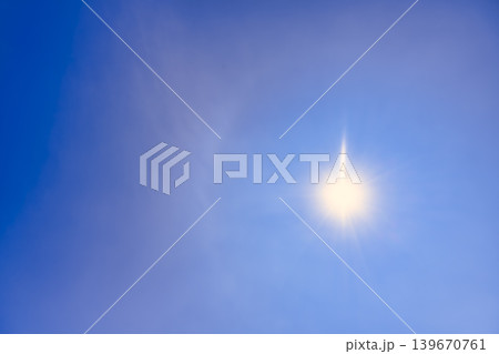 彩雲と太陽が輝く青空の背景素材　横浜 139670761