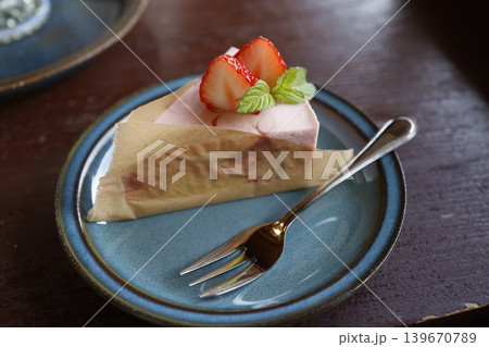 いちごのチーズケーキ。。青い皿とフォーク。おやつ。 139670789