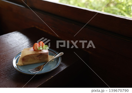 いちごのチーズケーキ。。青い皿とフォーク。おやつ。 いちごのチーズケーキ。。青い皿とフォーク。おやつ。 139670790