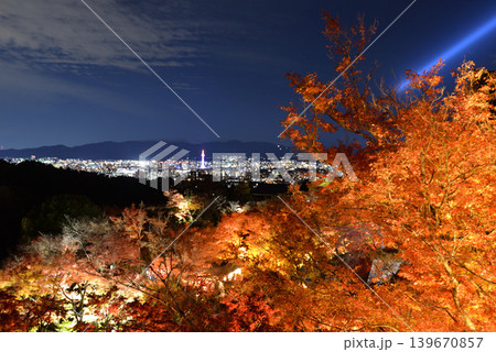 京都・清水寺の紅葉ライトアップ 139670857