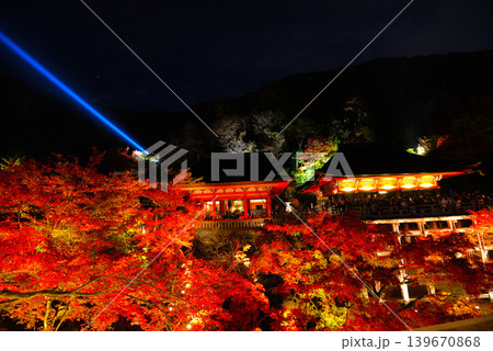 京都・清水寺の紅葉ライトアップ 京都・清水寺の紅葉ライトアップ 139670868