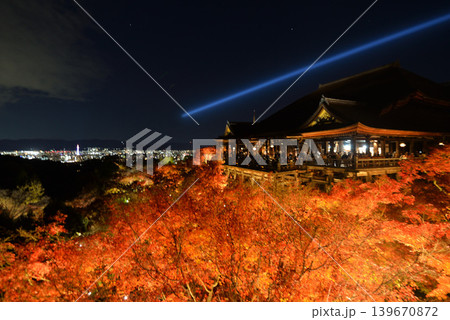 京都・清水寺の紅葉ライトアップ 京都・清水寺の紅葉ライトアップ 139670872