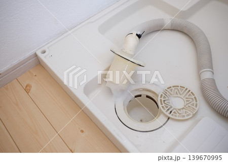 洗濯機の排水口を洗剤で掃除しているところ 洗濯機の排水口を洗剤で掃除しているところ 139670995