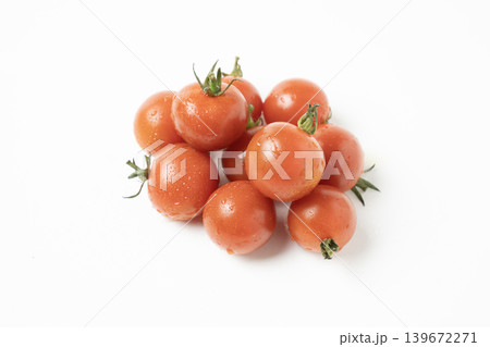 皿にのった高菜とシャケのおにぎり 139672271