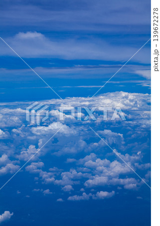 上空から見た雲海と青い海 航空機からの眺め 上空から見た雲海と青い海 航空機からの眺め 139672278