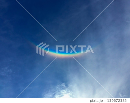 青空に現れた環天頂アーク　珍しい大気光学現象 139672383