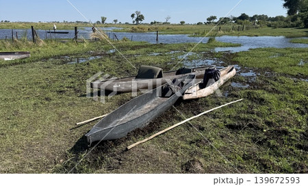 陸地に並ぶ3隻のカヌーと湿地帯の昼間風景 陸地に並ぶ3隻のカヌーと湿地帯の昼間風景 139672593