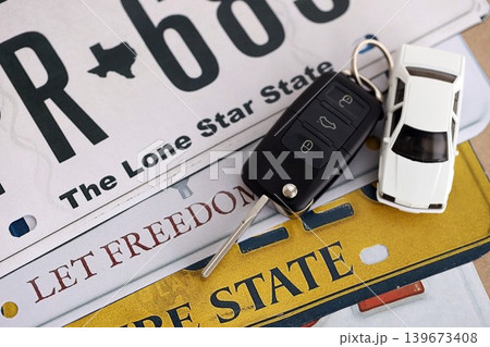 Remote control car keys on US license plates with state names. Driving in United States concept 139673408