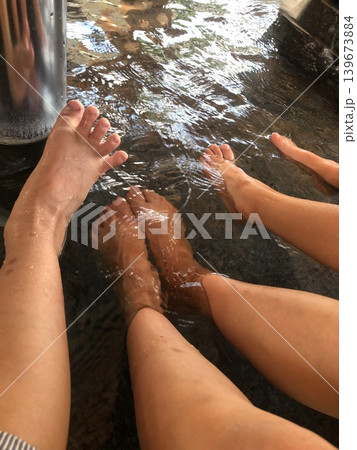 足湯で手を洗う女性の足 足湯で手を洗う女性の足 139673884