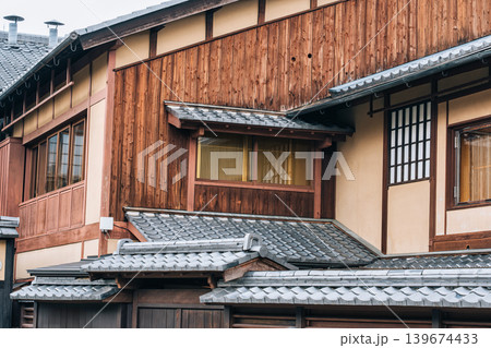 Traditional wooden houses line the peaceful Shirakawa canal with cherry blossom in Shinbashi dori, Kyoto Traditional wooden houses line the peaceful Shirakawa canal with cherry blossom in Shinbashi dori, Kyoto 139674433