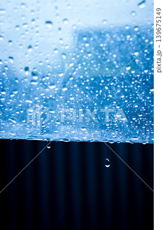 雨の日に傘から滴る雫 雨の日に傘から滴る雫 139675149