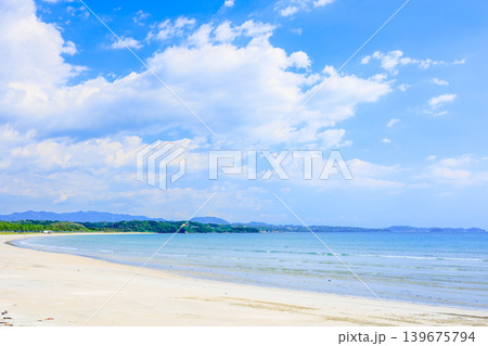 鹿児島県阿久根市 脇本海岸の美しい海と初夏を思わせる5月の青空と白い雲 鹿児島県阿久根市 脇本海岸の美しい海と初夏を思わせる5月の青空と白い雲 139675794