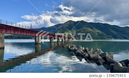 石の足場と鉄橋が並ぶ川辺の山岳風景 石の足場と鉄橋が並ぶ川辺の山岳風景 139675953