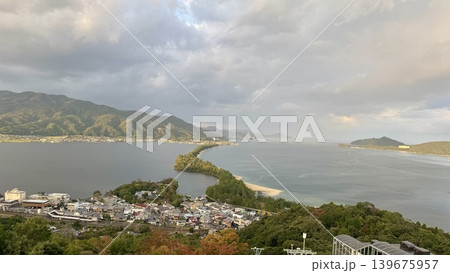 雨上がりの曇り空に包まれた海辺の砂州風景 雨上がりの曇り空に包まれた海辺の砂州風景 139675957
