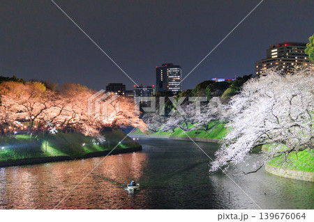 千鳥ヶ淵の夜桜と都心の春景色 千鳥ヶ淵の夜桜と都心の春景色 139676064