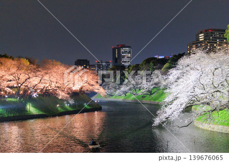 千鳥ヶ淵の夜桜と都心の春景色 千鳥ヶ淵の夜桜と都心の春景色 139676065