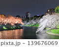 千鳥ヶ淵の夜桜と都心の春景色 139676069