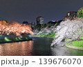 千鳥ヶ淵の夜桜と都心の春景色 139676070
