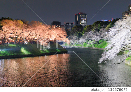 千鳥ヶ淵の夜桜と都心の春景色 千鳥ヶ淵の夜桜と都心の春景色 139676073