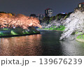 千鳥ヶ淵の夜桜と都心の春景色 139676239