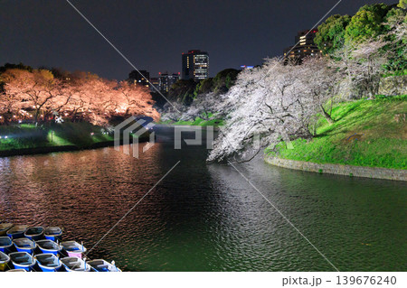 千鳥ヶ淵の夜桜とボート乗り場 千鳥ヶ淵の夜桜とボート乗り場 139676240