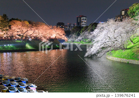 千鳥ヶ淵の夜桜とボート乗り場 139676241