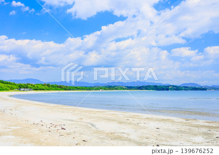 鹿児島県阿久根市 脇本海岸の美しい海と初夏を思わせる5月の青空と白い雲 鹿児島県阿久根市 脇本海岸の美しい海と初夏を思わせる5月の青空と白い雲 139676252