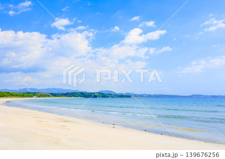 鹿児島県阿久根市 脇本海岸の美しい海と初夏を思わせる5月の青空と白い雲 139676256