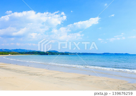 鹿児島県阿久根市 脇本海岸の美しい海と初夏を思わせる5月の青空と白い雲 鹿児島県阿久根市 脇本海岸の美しい海と初夏を思わせる5月の青空と白い雲 139676259