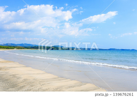 鹿児島県阿久根市 脇本海岸の美しい海と初夏を思わせる5月の青空と白い雲 鹿児島県阿久根市 脇本海岸の美しい海と初夏を思わせる5月の青空と白い雲 139676261