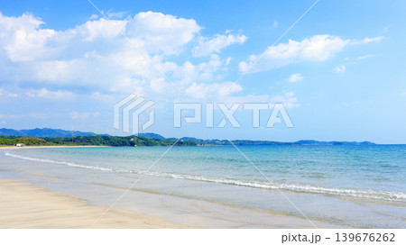 鹿児島県阿久根市 脇本海岸の美しい海と初夏を思わせる5月の青空と白い雲 鹿児島県阿久根市 脇本海岸の美しい海と初夏を思わせる5月の青空と白い雲 139676262