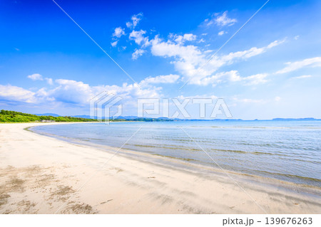鹿児島県阿久根市 脇本海岸の美しい海と初夏を思わせる5月の青空と白い雲 鹿児島県阿久根市 脇本海岸の美しい海と初夏を思わせる5月の青空と白い雲 139676263