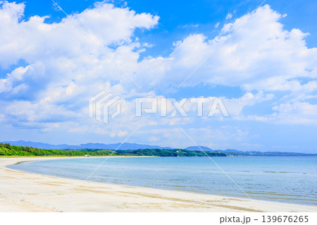 鹿児島県阿久根市 脇本海岸の美しい海と初夏を思わせる5月の青空と白い雲 鹿児島県阿久根市 脇本海岸の美しい海と初夏を思わせる5月の青空と白い雲 139676265