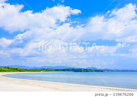 鹿児島県阿久根市 脇本海岸の美しい海と初夏を思わせる5月の青空と白い雲 鹿児島県阿久根市 脇本海岸の美しい海と初夏を思わせる5月の青空と白い雲 139676266