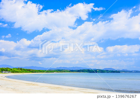 鹿児島県阿久根市 脇本海岸の美しい海と初夏を思わせる5月の青空と白い雲 鹿児島県阿久根市 脇本海岸の美しい海と初夏を思わせる5月の青空と白い雲 139676267