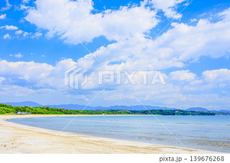 鹿児島県阿久根市 脇本海岸の美しい海と初夏を思わせる5月の青空と白い雲 鹿児島県阿久根市 脇本海岸の美しい海と初夏を思わせる5月の青空と白い雲 139676268