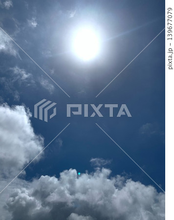 太陽と雲のある空 139677079
