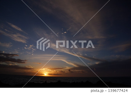 ハワイ島の夕焼けの椰子の木とトワイライトの空 ハワイ島の夕焼けの椰子の木とトワイライトの空 139677424