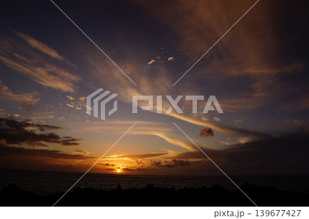 ハワイ島の海と夕焼け空のグラデーション ハワイ島の海と夕焼け空のグラデーション 139677427
