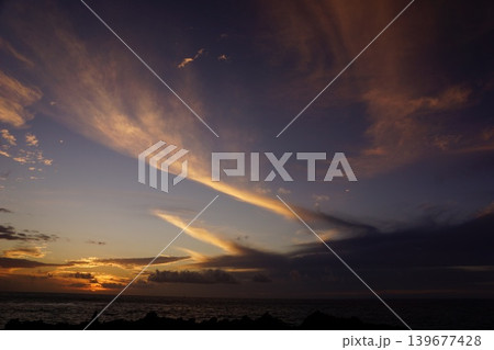 ハワイ島の夕焼け空に揺れる椰子の木の葉 ハワイ島の夕焼け空に揺れる椰子の木の葉 139677428