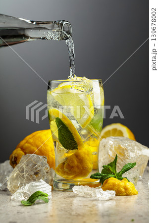 Carbonated refreshing drink with fresh lemon, ice and mint. Carbonated refreshing drink with fresh lemon, ice and mint. 139678002