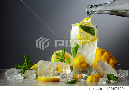 Carbonated refreshing drink with fresh lemon, ice and mint. 139678004