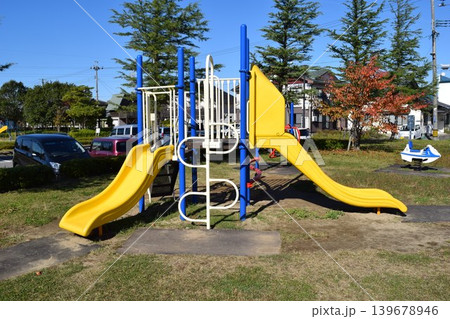 児童公園の遊具 児童公園の遊具 139678946