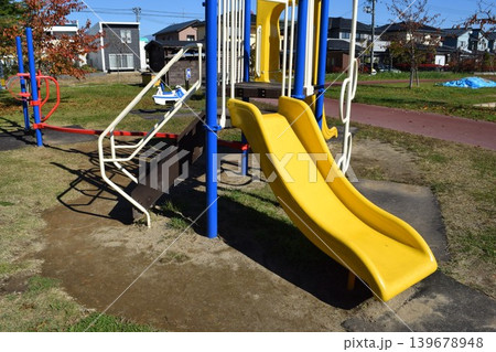 児童公園の遊具 児童公園の遊具 139678948