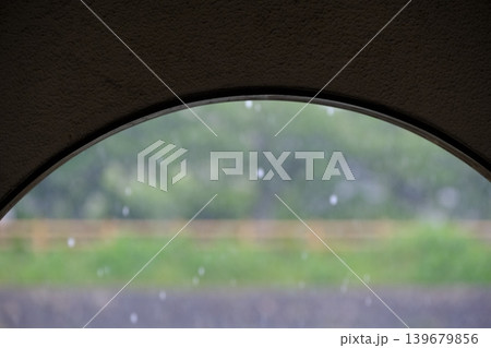 窓際の雨の景色 窓際の雨の景色 139679856