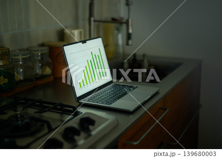 キッチンでグラフを見るノートPC キッチンでグラフを見るノートPC 139680003