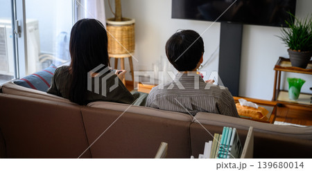 ソファでテレビを見る男女の後ろ姿 ソファでテレビを見る男女の後ろ姿 139680014