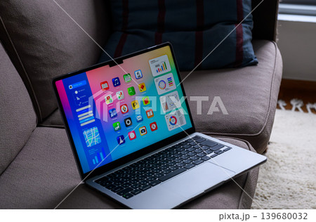 ソファ上のラップトップとカラフルなアプリ画面 ソファ上のラップトップとカラフルなアプリ画面 139680032