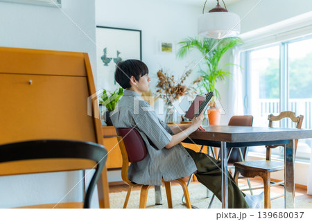 明るい部屋で読書を楽しむ男性 明るい部屋で読書を楽しむ男性 139680037