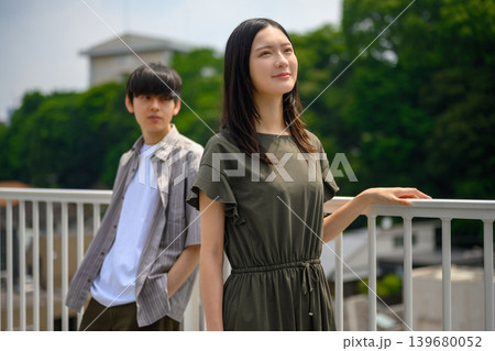 屋外で佇む若い男女のツーショット 139680052